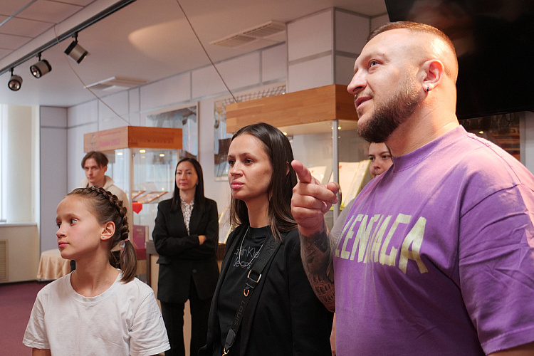 П.А. Рожков вручил призы победителям конкурса рисунков «День Великой Победы глазами детей», посвященного 80-летию Победы в Великой Отечественной войне