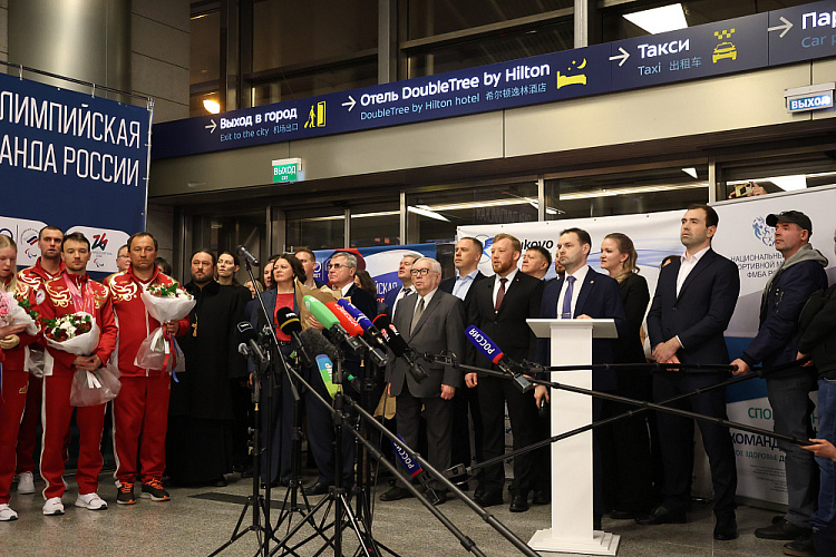 В аэропорту «Внуково» торжественно встретили паралимпийскую сборную России после XIV Паралимпийских зимних игр в Италии