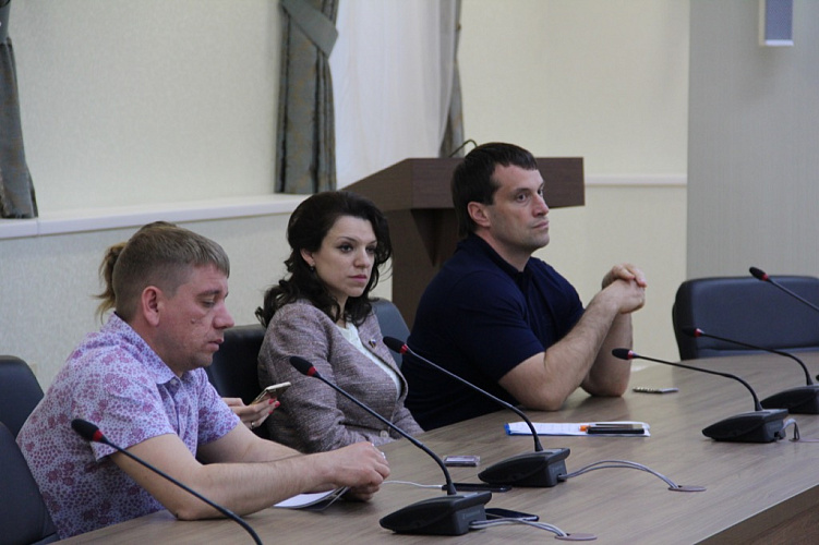 П.А. Рожков, А.А. Строкин в зале Исполкома ПКР провели рабочее совещание по вопросу «Развития хоккея-следж в Российской Федерации"