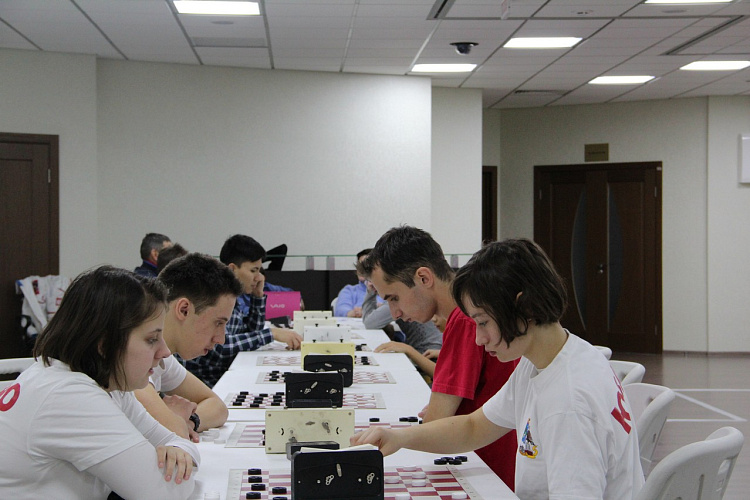 В Универсальном спортивном зале «Паралимпийский» состоялось награждение победителей и призеров соревнований заключительного дня и церемония закрытия Всероссийской спартакиады учащихся учебных заведений по видам спорта лиц с поражением ОДА