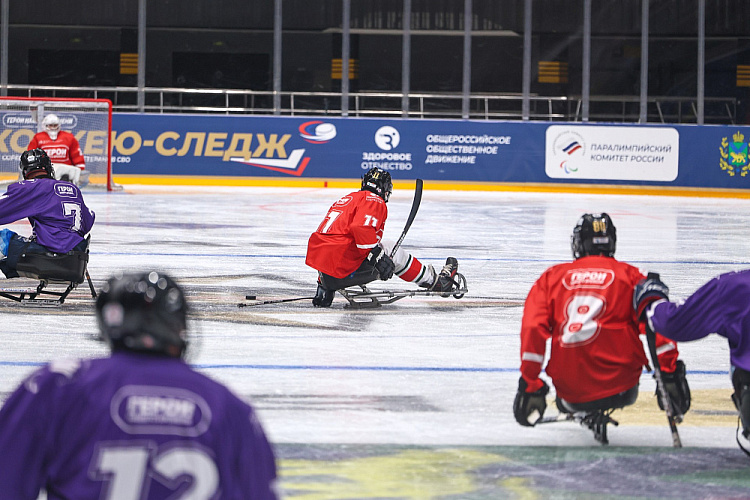 Во Владивостоке состоялось открытие Кубка по следж-хоккею среди ветеранов СВО «Герои нашего времени»