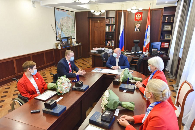 Губернатор города Севастополя Михаил Развожаев наградил участников Паралимпиады