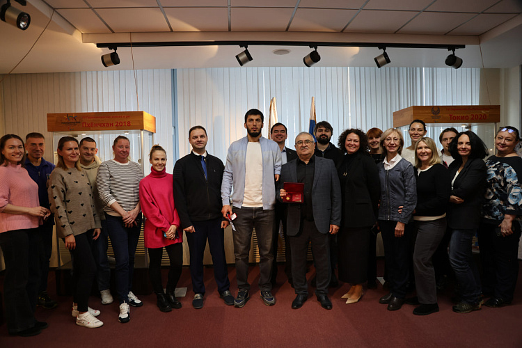 В офисе ПКР состоялось вручение Медали ордена «За заслуги перед Отечеством» I степени тренеру Р.Ю. Биярсланову, а также удостоверения и знака «Заслуженный мастер спорта» его воспитаннику А. Рамазанову по итогам выступления на XVII Паралимпийских игр