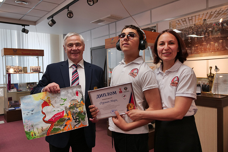 П.А. Рожков вручил призы победителям конкурса рисунков «День Великой Победы глазами детей», посвященного 80-летию Победы в Великой Отечественной войне