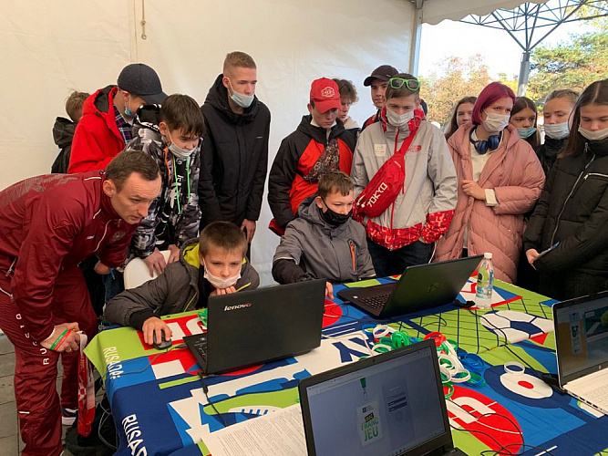 В Центральном парке культуры и отдыха г. Дзержинска чемпионы и призеры Паралимпийских игр провели мастер-классы для детей с ограниченными возможностями здоровья