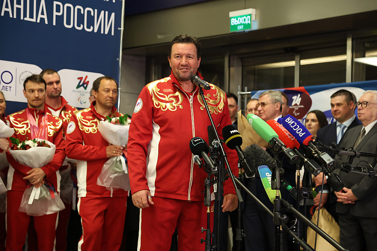 В аэропорту «Внуково» торжественно встретили паралимпийскую сборную России после XIV Паралимпийских зимних игр в Италии