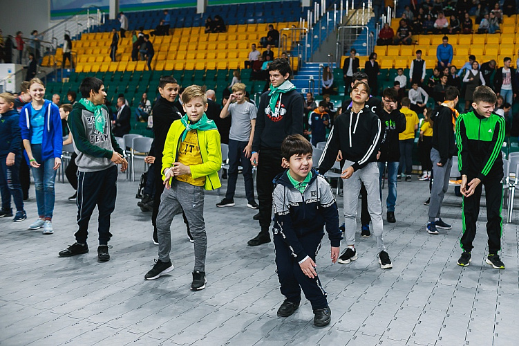  Более 80 детей-инвалидов вышли на зарядку с чемпионами Паралимпийских игр, чемпионатов мира и Европы в Ханты-Мансийске 