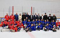 В Москве на Малой ледовой арене «ЦСКА» состоялся товарищеский матч по следж-хоккею между командами ветеранов СВО  «Мужество»  и «Звезда» 