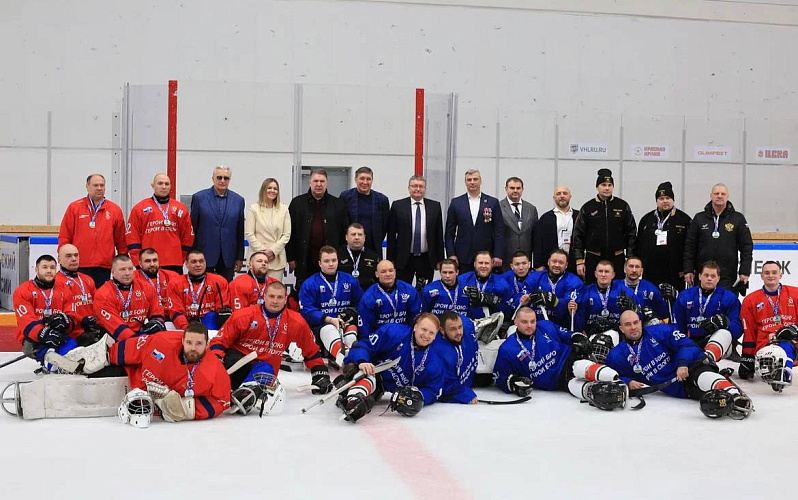 В Москве на Малой ледовой арене «ЦСКА» состоялся товарищеский матч по следж-хоккею между командами ветеранов СВО  «Мужество»  и «Звезда» 