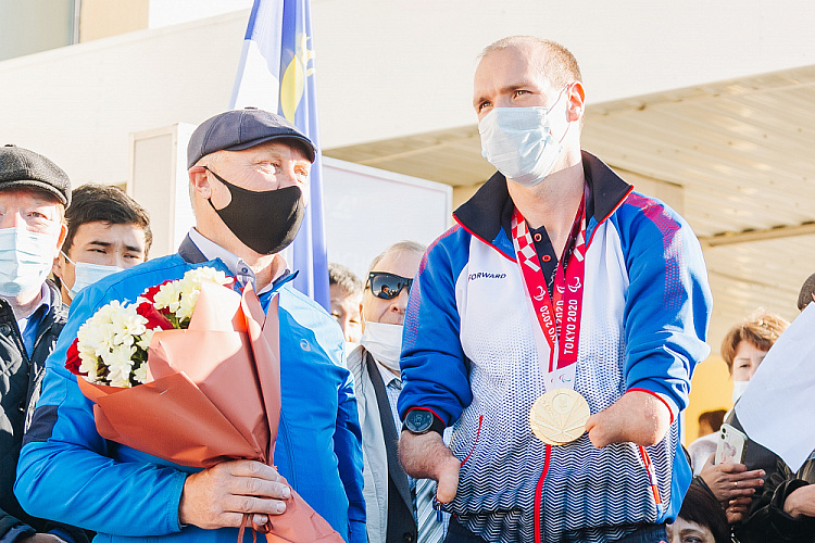 2-кратный Паралимпийский чемпион по велогонкам Михаил Асташов и бронзовый призер Паралимпийских игр по стрельбе из лука Баир Шигаев вернулись в Бурятию