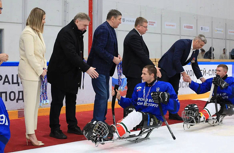 В Москве на Малой ледовой арене «ЦСКА» состоялся товарищеский матч по следж-хоккею между командами ветеранов СВО  «Мужество»  и «Звезда» 