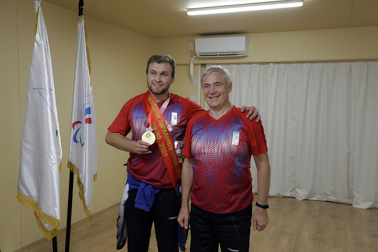 П.А. Рожков в Паралимпийской деревне вручил ленты чемпионов победителям Паралимпиады, а также памятные знаки всем спортсменам, завершившим выступления