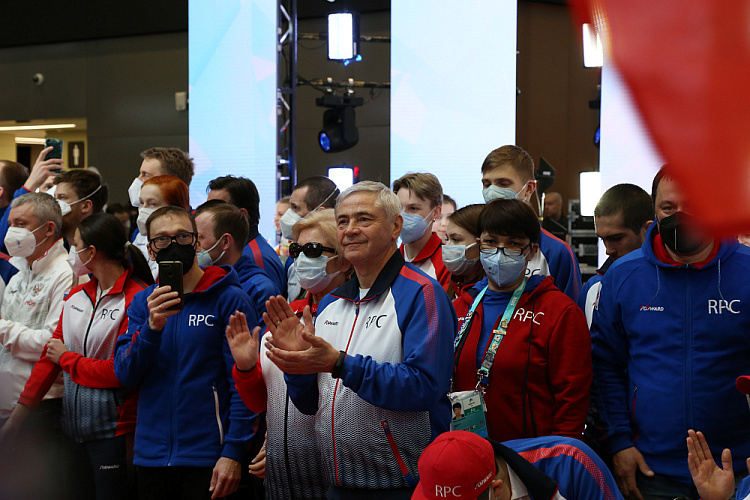 В аэропорту Шереметьево торжественно встретили Паралимпийскую сборную команду России