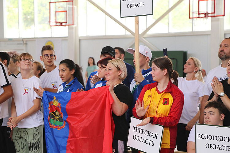 Всероссийскую летнюю спартакиаду детей-инвалидов с поражением ОДА и соревнования по футболу ампутантов торжественно открыли в Грозном