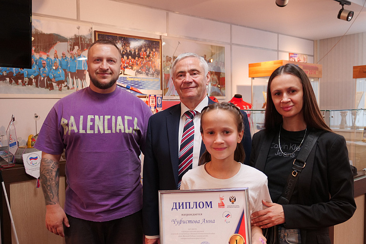 П.А. Рожков вручил призы победителям конкурса рисунков «День Великой Победы глазами детей», посвященного 80-летию Победы в Великой Отечественной войне