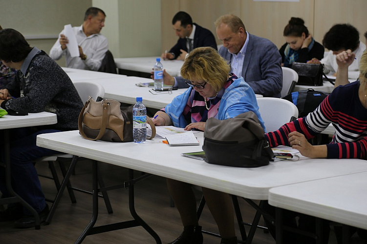 А.А. Строкин, О.В. Семенова в актовом зале ПКР вручили специалистам подразделений Министерства социального развития Московской области удостоверения о повышении квалификации