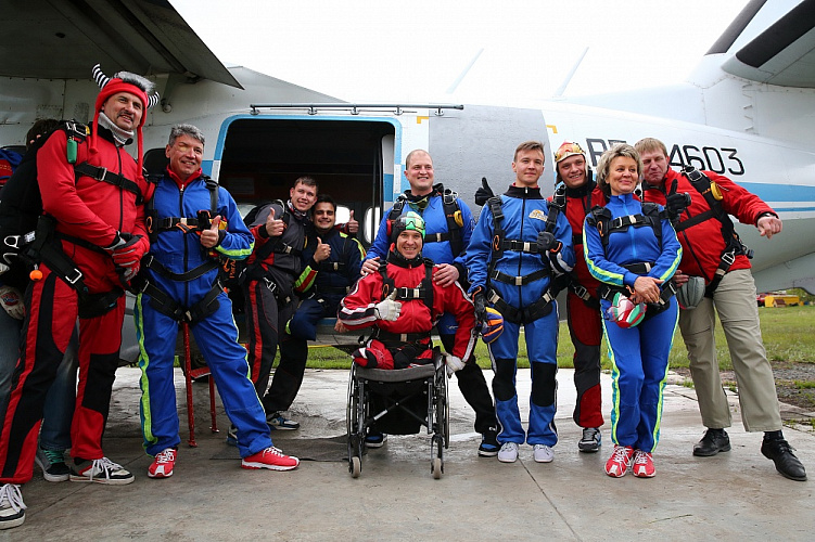 О.В. Семенова, А.В. Назаров, чемпионы и призеры Паралимпиады - 2014 в Кемеровской области провели паралимпийский урок для детей с ограниченными возможностями здоровья