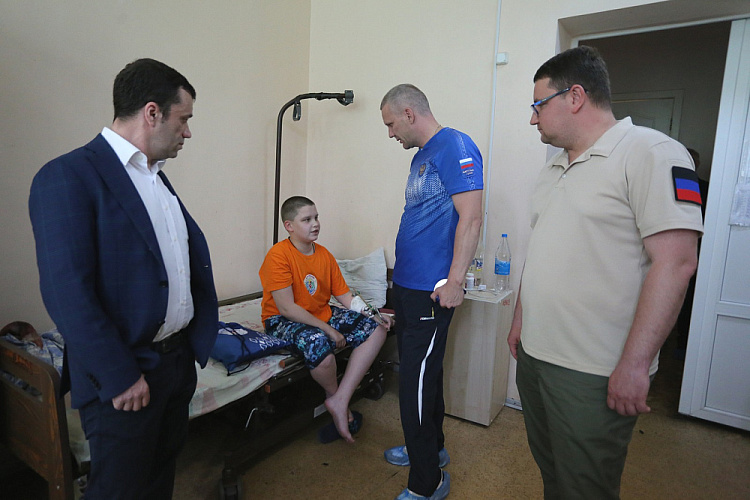 ПКР организовал встречу спортсменов-паралимпийцев с юными пациентами детского отделения Донецкого Республиканского травматологического центра