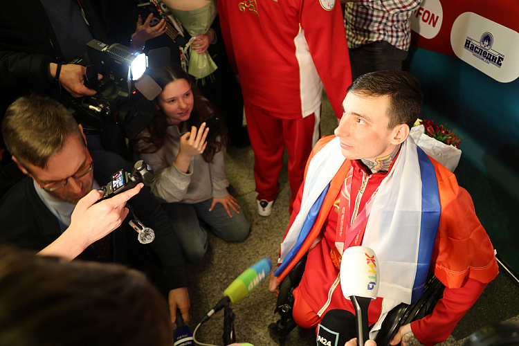 В аэропорту «Внуково» торжественно встретили паралимпийскую сборную России после XIV Паралимпийских зимних игр в Италии