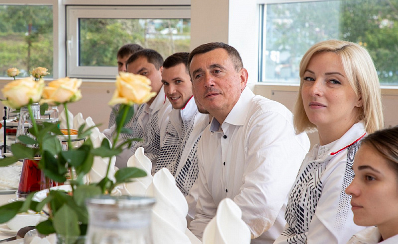 Губернатор Сахалинской области В.И. Лимаренко в преддверии XVI Паралимпийских игр встретился с командами ПКР по плаванию и настольному теннису спорта лиц с ПОДА