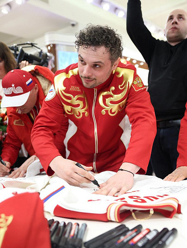 Торжественная встреча Паралимпийской команды России прошла в ГУМе на Красной площади