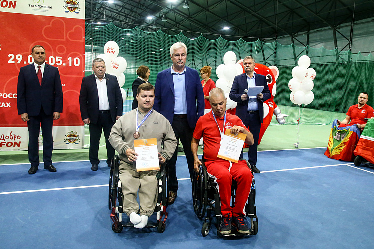 43 спортсмена из 11 регионов страны разыграли медали чемпионата России по теннису на колясках