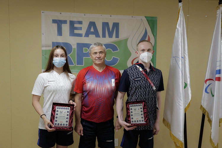 П.А. Рожков в Паралимпийской деревне вручил ленты чемпионов победителям Паралимпиады, а также памятные знаки всем спортсменам, завершившим выступления