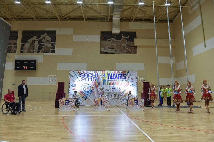 Во второй соревновательный день прошли церемонии награждения чемпионов и призеров Всемирных игр Международной спортивной федерации колясочников и ампутантов IWAS 2015 года в соревновании по легкой атлетике, плаванию, настольному теннису и армспорту