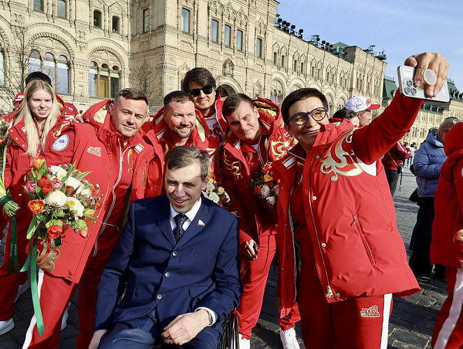 Торжественная встреча Паралимпийской команды России прошла в ГУМе на Красной площади