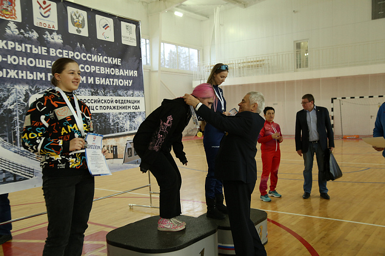 П.А. Рожков в Пересвете принял участие в церемониях открытия и награждения, а также просмотре Кубка России и Всероссийских детско-юношеских соревнований по лыжным гонкам и биатлону спорта лиц с ПОДА