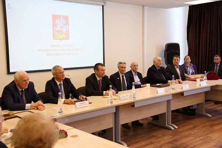 П.А. Рожков, А.В. Царик в г. Москве поздравили Заслуженного работника физической культуры и спорта РФ В.И. Хворикова с 90-летним Юбилеем со дня рождения и 70-летию трудовой и общественной деятельности