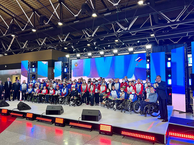 В аэропорту Шереметьево торжественно встретили Паралимпийскую сборную команду России