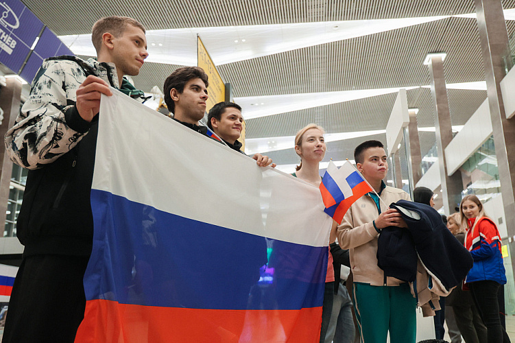 Красноярский Паралимпийский чемпион Матвей Якушев вернулся домой