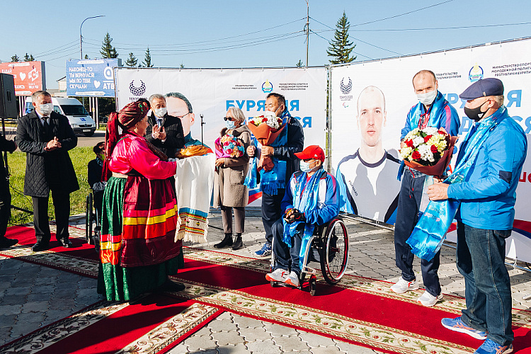 2-кратный Паралимпийский чемпион по велогонкам Михаил Асташов и бронзовый призер Паралимпийских игр по стрельбе из лука Баир Шигаев вернулись в Бурятию