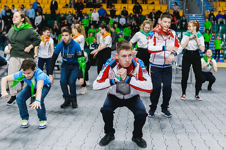  Более 80 детей-инвалидов вышли на зарядку с чемпионами Паралимпийских игр, чемпионатов мира и Европы в Ханты-Мансийске 