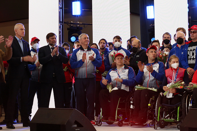 В аэропорту Шереметьево торжественно встретили Паралимпийскую сборную команду России