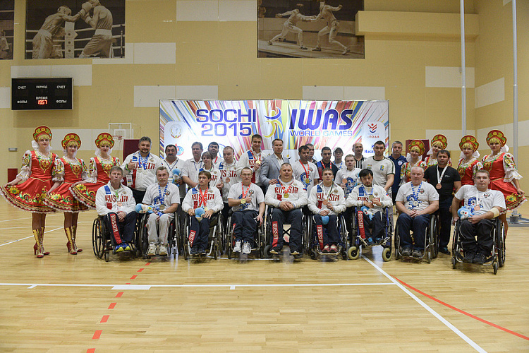 Во второй соревновательный день прошли церемонии награждения чемпионов и призеров Всемирных игр Международной спортивной федерации колясочников и ампутантов IWAS 2015 года в соревновании по легкой атлетике, плаванию, настольному теннису и армспорту