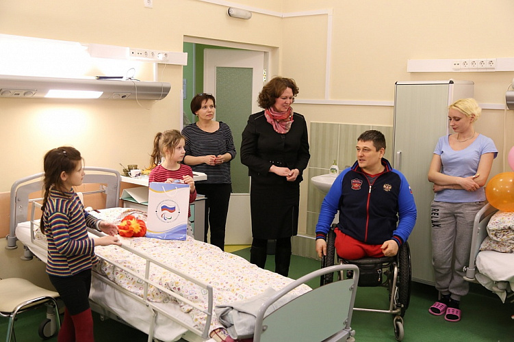 Чемпионы и призеры Паралимпийских игр - О.В. Семенова и В.Н. Селюкин встретились с пациентами НИИ неотложной детской хирургии и травматологии Чемпионы и призеры Паралимпийских игр - О.В. Семенова и В.Н. Селюкин встретились с пациентами НИИ неотложной детской хирургии и травматологии