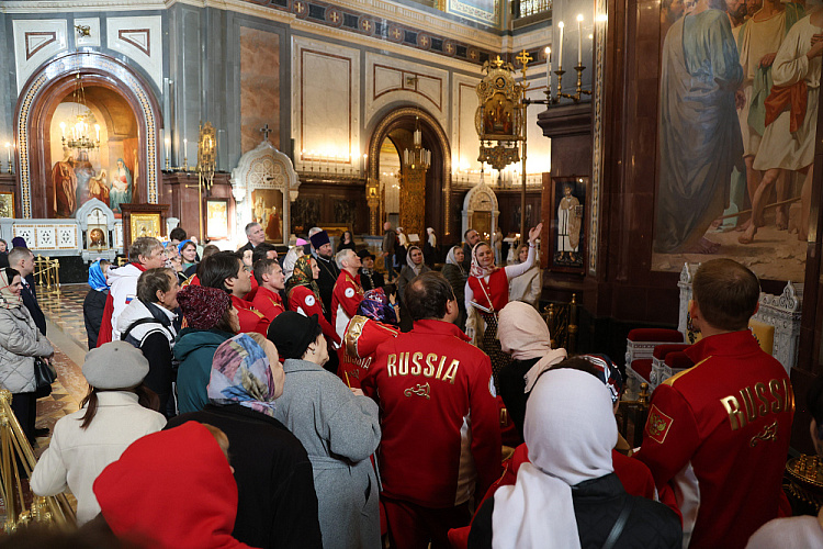 В Храме Христа Спасителя П.А. Рожков, победители и призеры зимних Паралимпийских игр и их близкие приняли участие в благодарственном молебне