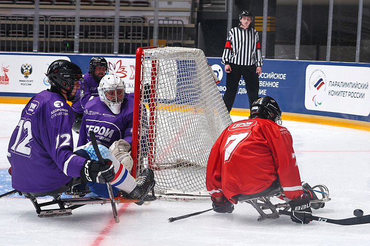 Во Владивостоке состоялось открытие Кубка по следж-хоккею среди ветеранов СВО «Герои нашего времени»