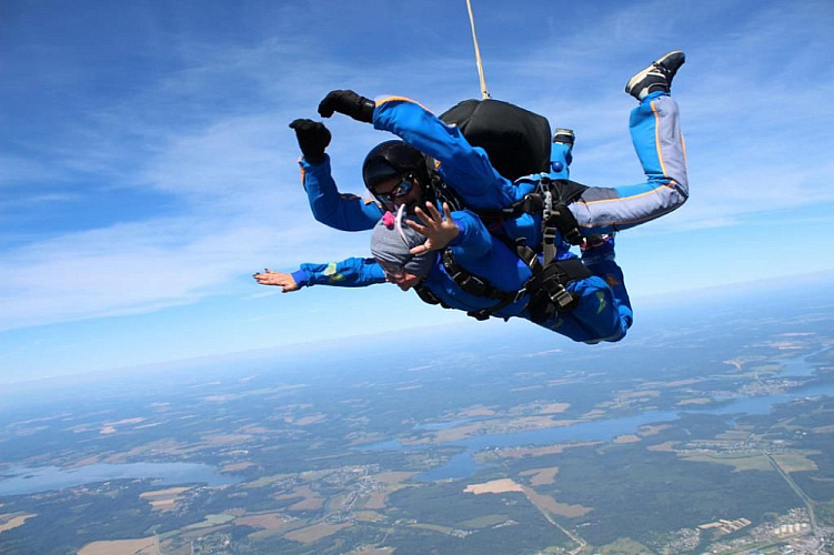 Члены Паралимпийской сборной России совершили прыжки с высоты 4000 м в тандеме с опытными инструкторами