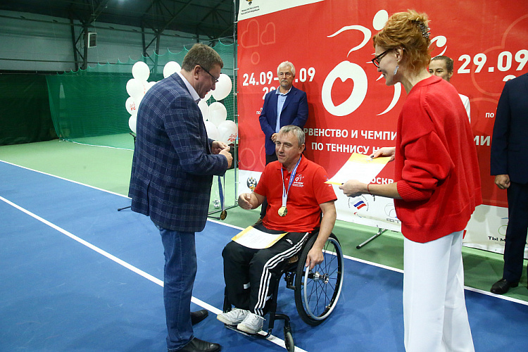 43 спортсмена из 11 регионов страны разыграли медали чемпионата России по теннису на колясках