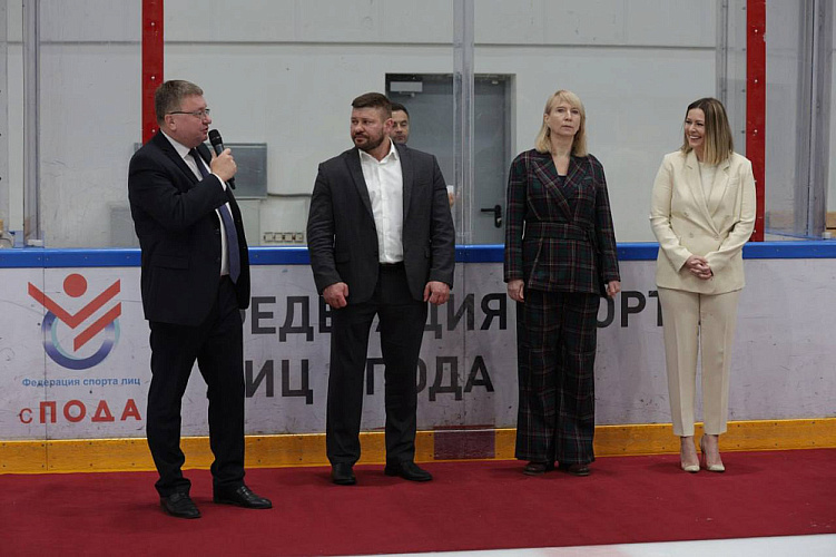 В Москве на Малой ледовой арене «ЦСКА» состоялся товарищеский матч по следж-хоккею между командами ветеранов СВО  «Мужество»  и «Звезда» 