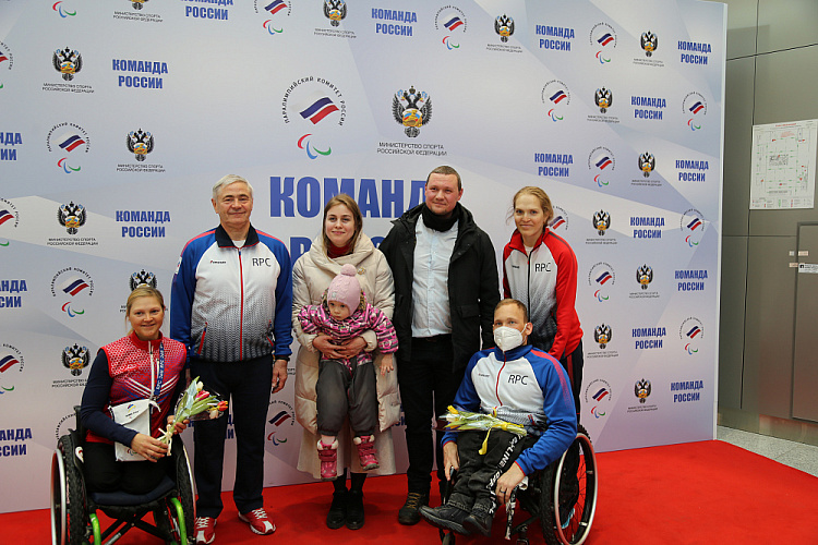 В аэропорту Шереметьево торжественно встретили Паралимпийскую сборную команду России