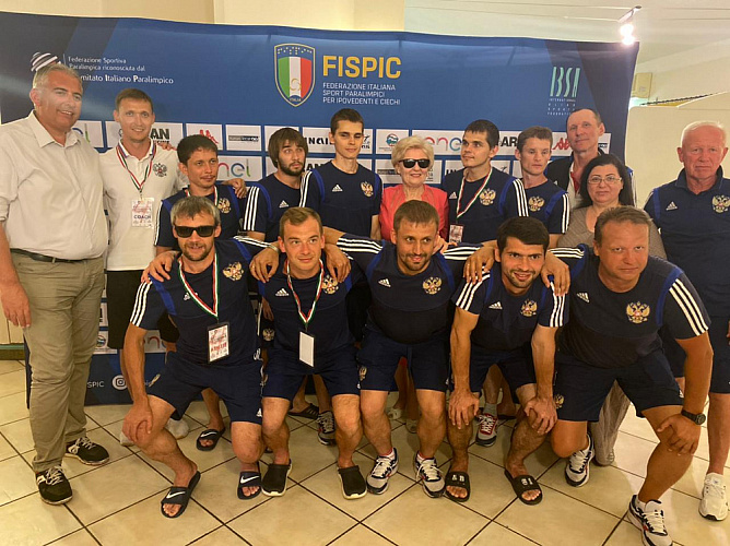 Сборная России завоевала серебряные медали на международных соревнованиях по мини-футболу класс В1 (тотально-слепые спортсмены) в Италии Сборная России завоевала серебряные медали на международных соревнованиях по мини-футболу класс В1 (тотально-слепые спортсмены) в Италии