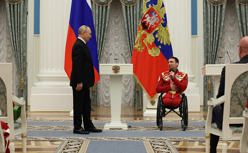 В Кремле Владимир Путин вручил государственные награды Российской Федерации победителям и призёрам ХIV Паралимпийских зимних игр 2026 года