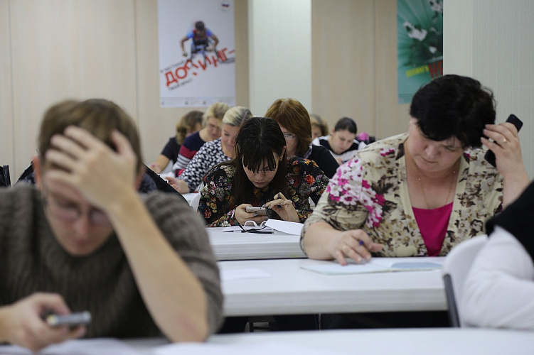 А.А. Строкин, О.В. Семенова в актовом зале ПКР вручили специалистам подразделений Министерства социального развития Московской области удостоверения о повышении квалификации