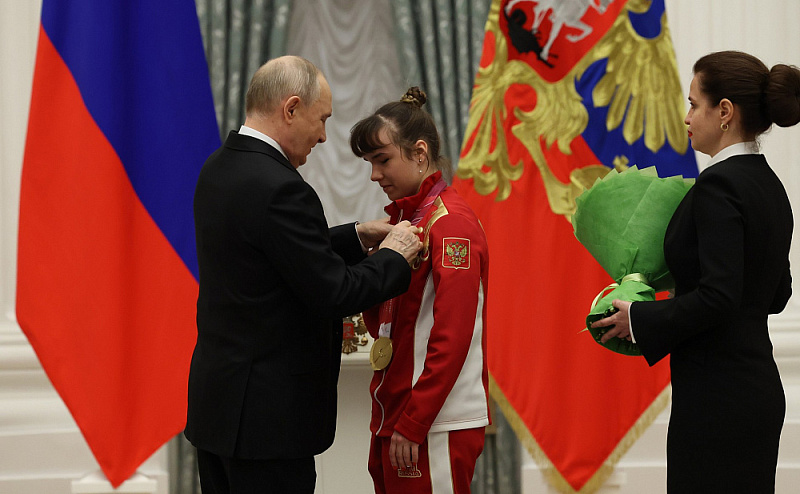 В Кремле Владимир Путин вручил государственные награды Российской Федерации победителям и призёрам ХIV Паралимпийских зимних игр 2026 года