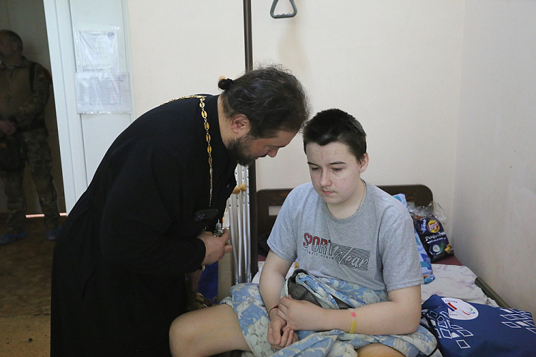 ПКР организовал встречу спортсменов-паралимпийцев с юными пациентами детского отделения Донецкого Республиканского травматологического центра