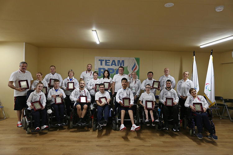 П.А. Рожков в Паралимпийской деревне вручил ленты чемпионов победителям Паралимпиады и памятные знаки ПКР «Участник XVI Паралимпийских игр»